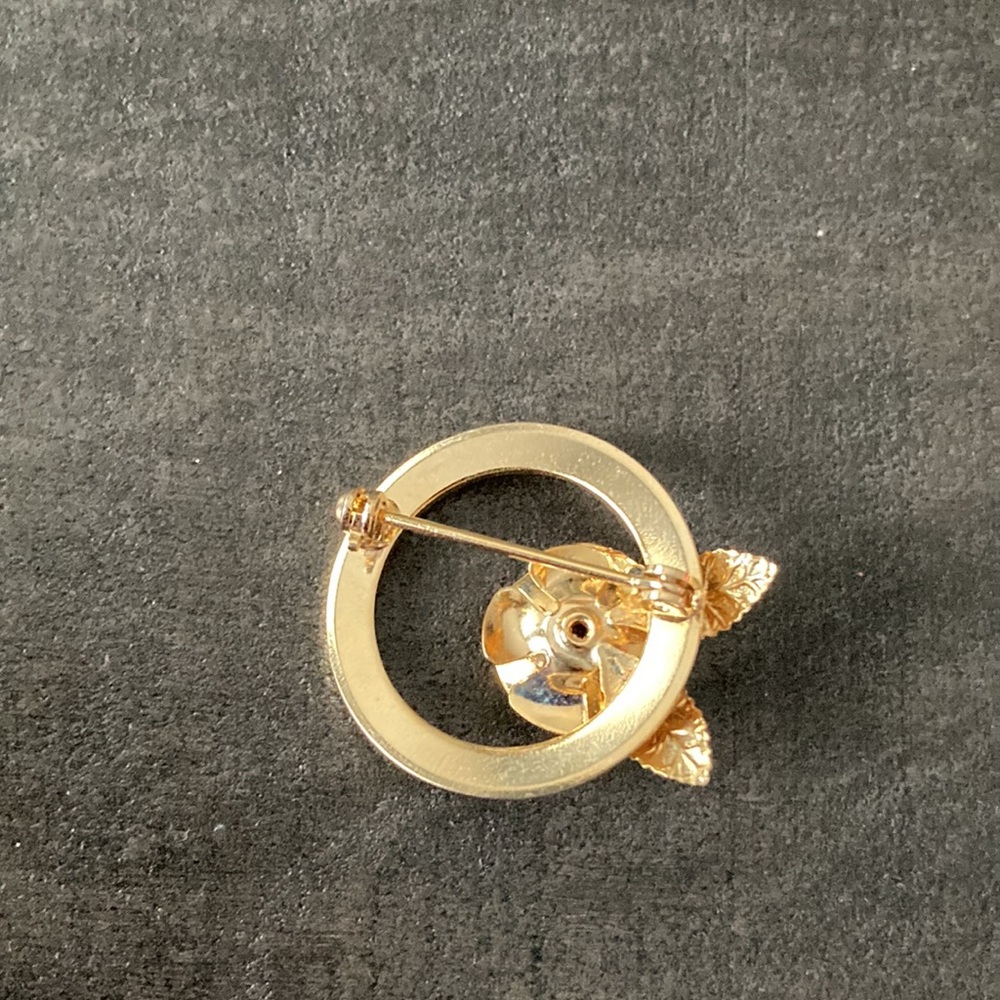 Vintage rose wreath gold tone brooch - Picture 3 of 4
